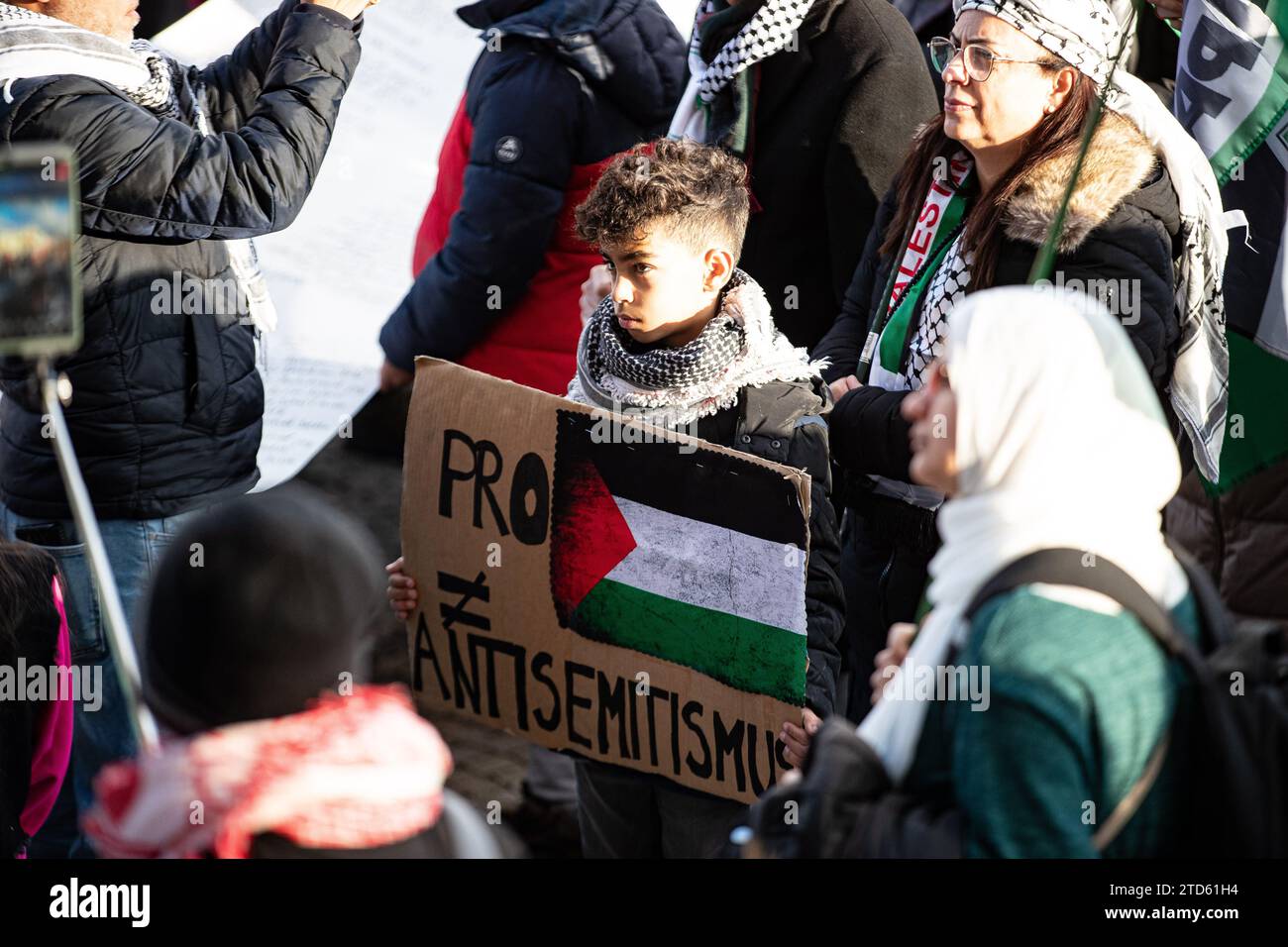  Änd. 16. Dezember 2023 versammelten sich zahlreiche Teilnehmer*innen Bildidee 