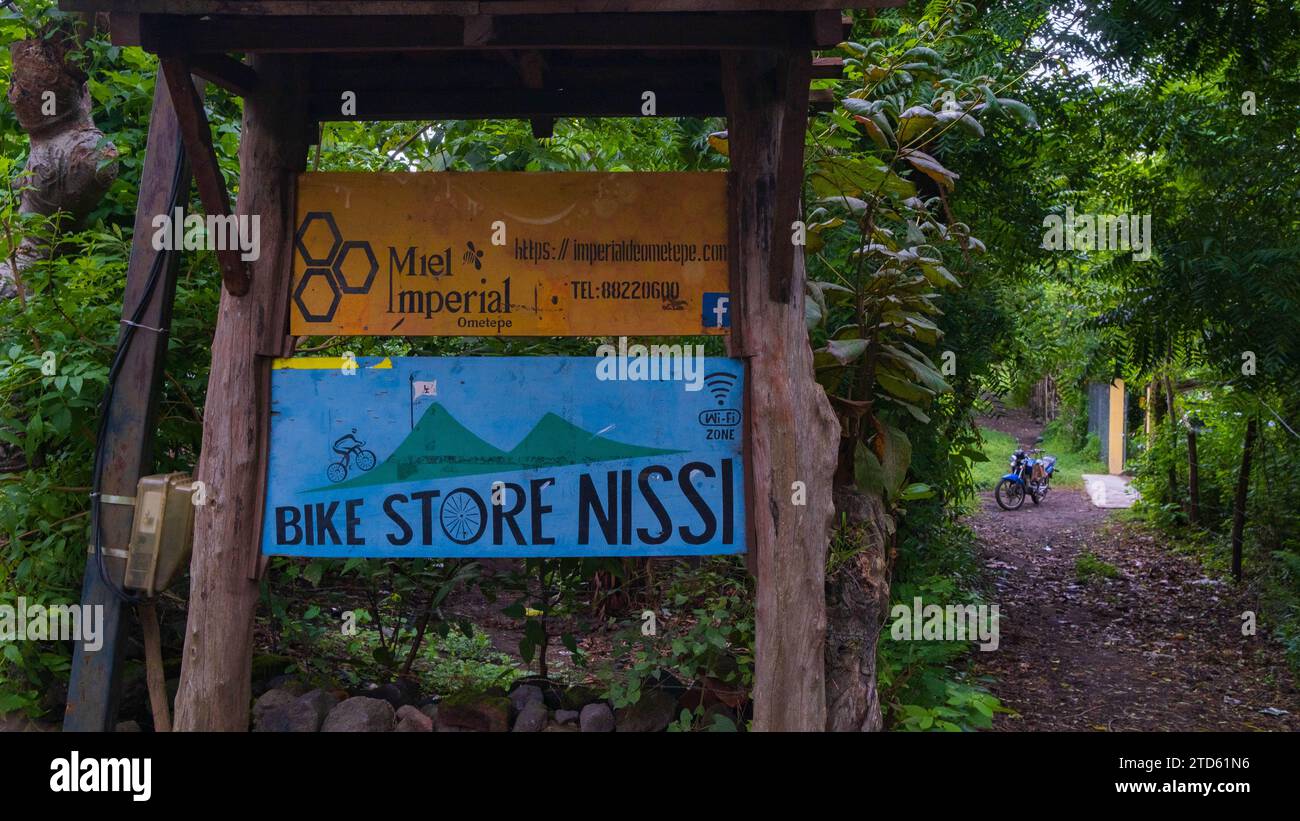 Touristen kaufen Geschenke und Souvenirs im Miel Imperial und Bike Store auf Ometepe Island, Nicaragua Stockfoto