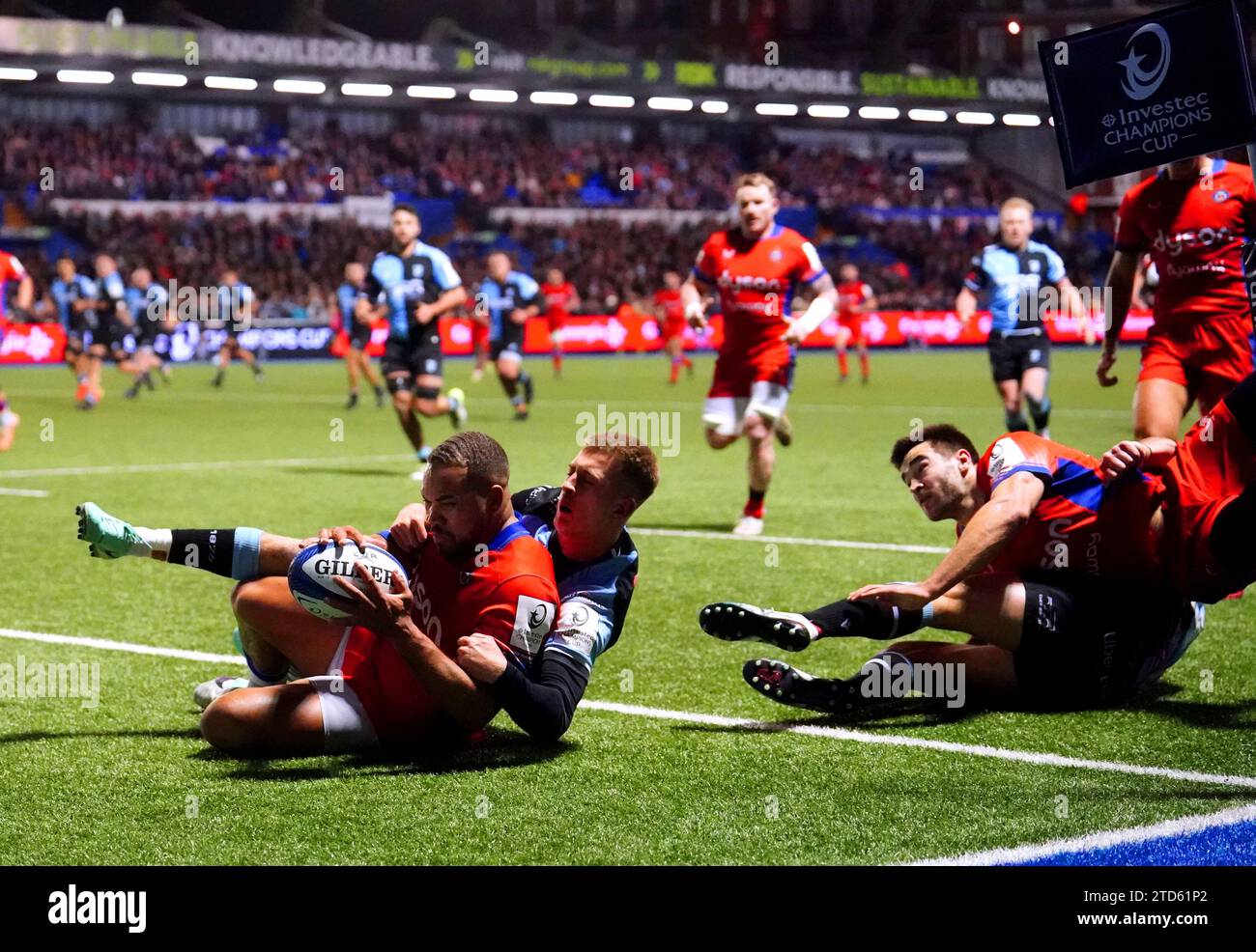 Ollie Lawrence, Ollie Lawrence von Bath Rugby, erzielt den zweiten Versuch ihrer Mannschaft beim Investec Champions Cup-Spiel im Cardiff Arms Park in Cardiff. Bilddatum: Samstag, 16. Dezember 2023. Stockfoto
