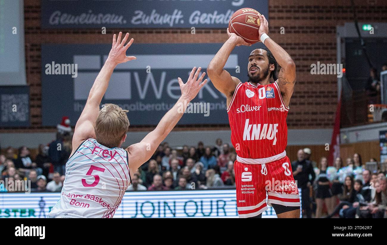 Bild: v. l. Harald Frey (Telekom Baskets Bonn, 5) und Otis Livingston (Würzburg Baskets, 0). 16.12.2023, Basketball, BBL, Würzburg Baskets -Telekom Baskets Bonn, GER, Würzburg, tectake Arena. Stockfoto