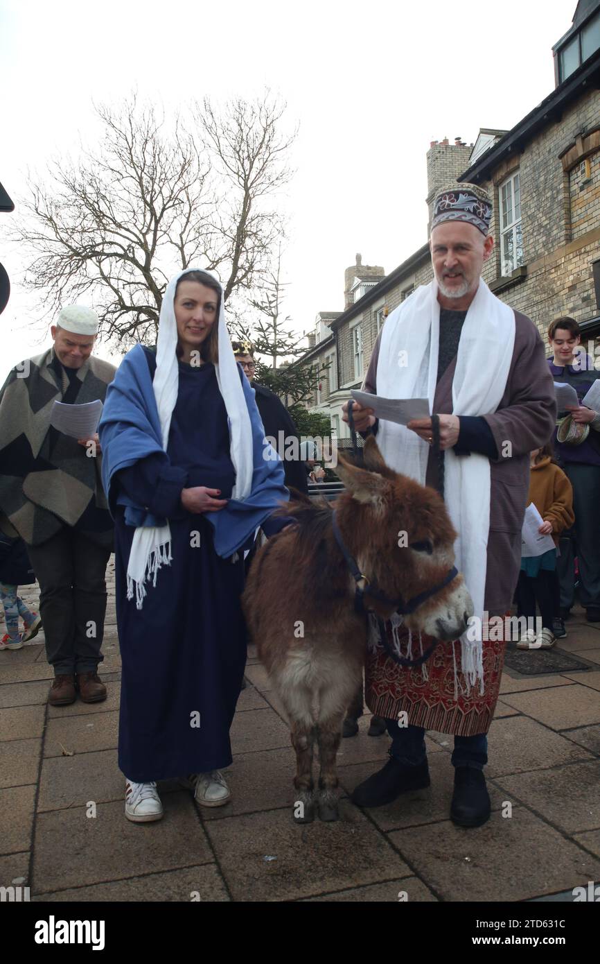 Newcastle upon Tyne, Großbritannien. Dezember 2023. The Living Nativity, saisonaler Spaziergang durch Jesmond in Newcastle upon Tyne, Via Acorn Road, St. George's Church, mit Charakteren aus der Geburt Jesu, Maria und Joseph und Esel namens Honig, Hirten, Weisen, Engel, The Star of Bethlehem, Newcastle upon Tyne, Großbritannien, 16. Dezember 2023, Quelle: DEW/Alamy Live News Stockfoto