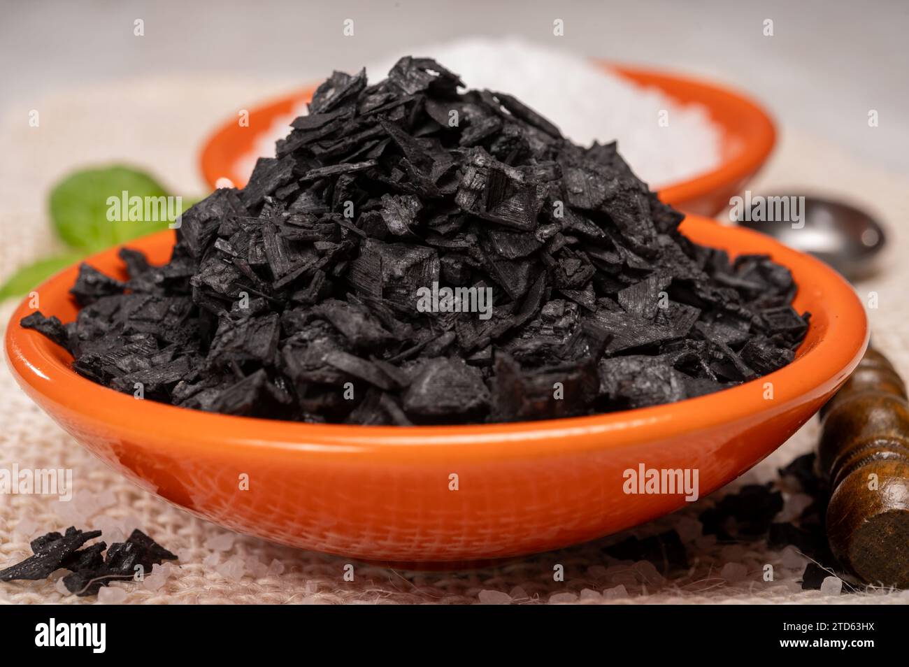 Schwarz-weißes mediterranes Meersalz aus nächster Nähe, Zypern Schwarzes Salz glänzende schwarze pyramidenförmige Kristalle aus nächster Nähe Stockfoto