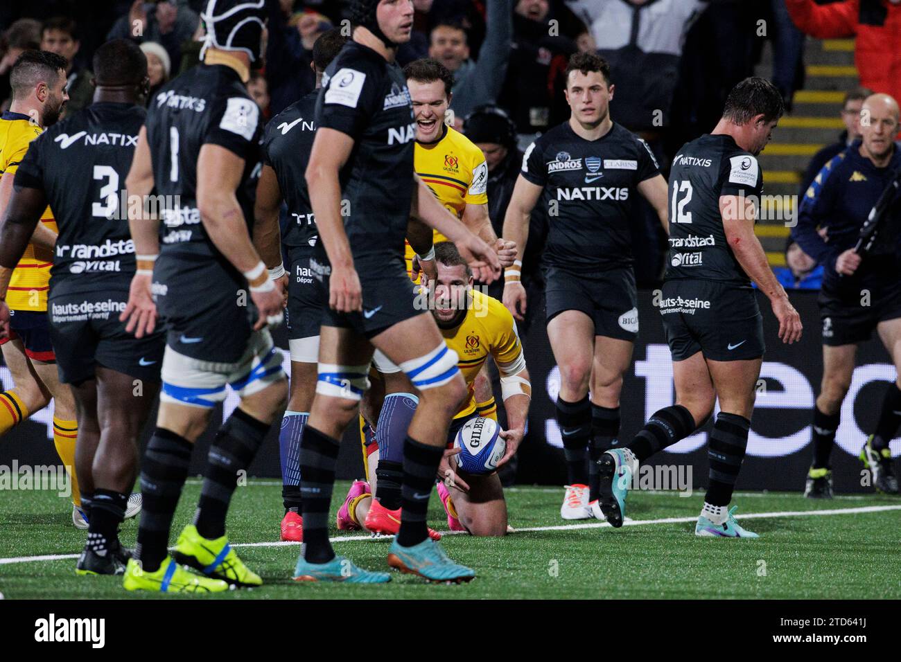 Ulster Stuart McCloskey (Mitte, Etage) feiert, nachdem sie den zweiten Versuch ihrer Mannschaft beim Investec Champions Cup-Spiel im Kingspan Stadium in Belfast erzielt hat. Bilddatum: Samstag, 16. Dezember 2023. Stockfoto