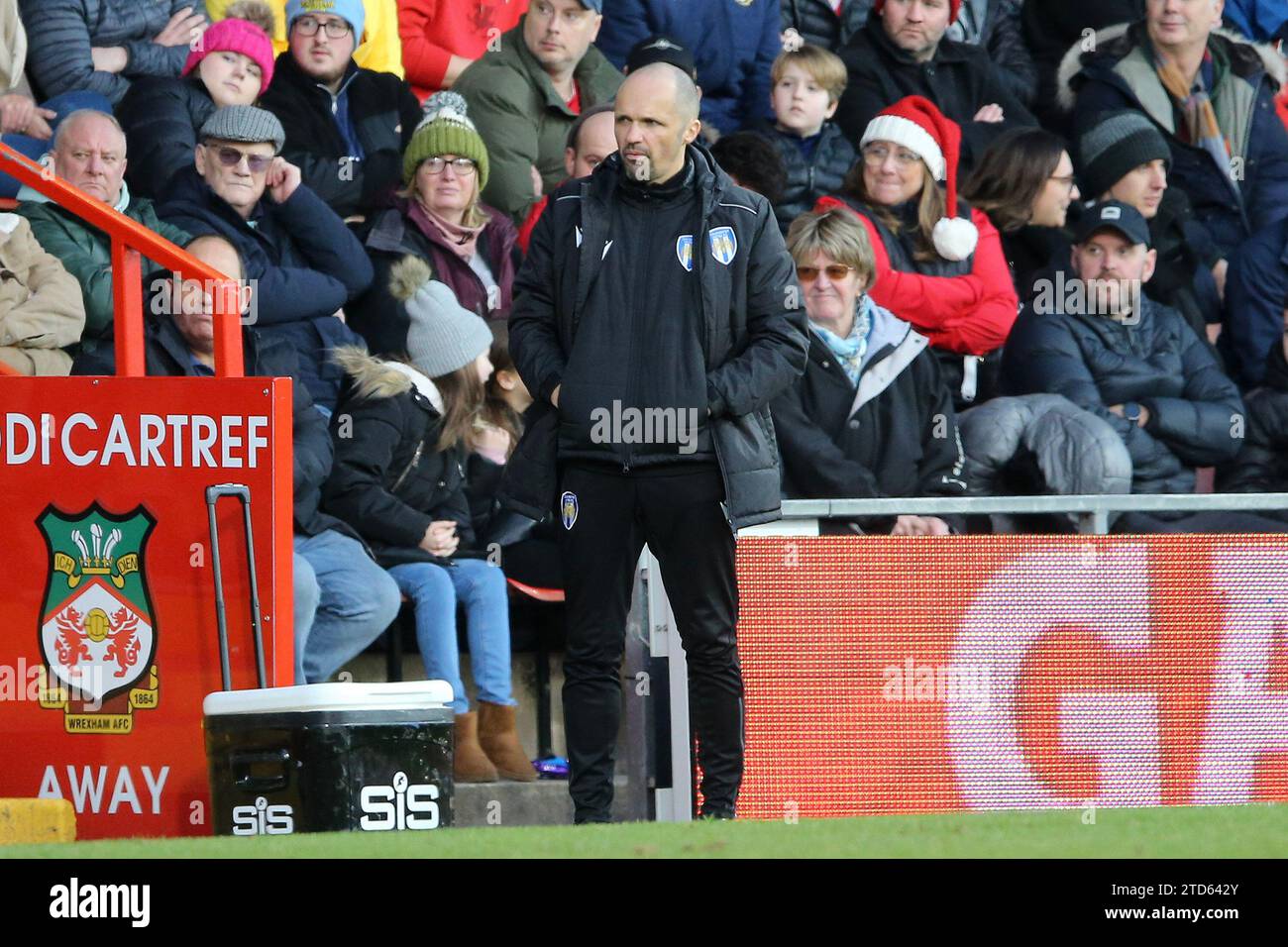 Wrexham, Großbritannien. Dezember 2023. Wrexham, Wales am Samstag, den 16. Dezember 2023. Matthew Etherington, der Manager von Colchester United, sieht zu. EFL Skybet Football League Two Match, Wrexham gegen Colchester Utd, bei der STōK CAE Ras in Wrexham, Wales am Samstag, den 16. Dezember 2023. Dieses Bild darf nur für redaktionelle Zwecke verwendet werden. Nur redaktionelle Verwendung, .PIC von Chris Stading/ Credit: Andrew Orchard Sportfotografie/Alamy Live News Stockfoto