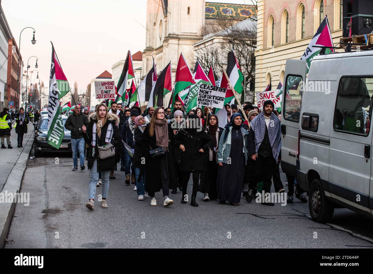 16. Dezember 2023: Mehr als zwei Monate nach den Terroranschlägen der Hamas in Israel, Anhänger Palästinas, Hamas, Verschwörungstheoretiker, sogenannte Tankies, und islamistische Gruppen schlossen sich zusammen, um auf dem Königsplatz von MunichÂ zu demonstrieren. Die Demos wurden von der umstrittenen Aktivistengruppe Palaestina spricht angeführt, die des grassierenden Antisemitismus und der Verbindungen zu Islamisten beschuldigt wurde, sowie von Verfassungsschutz überwachten Einrichtungen und erlaubten einen harten islamistischen und pro-Hamas-Kurs mit deutlichem Einfluss von Verschwörungsextremisten Stockfoto