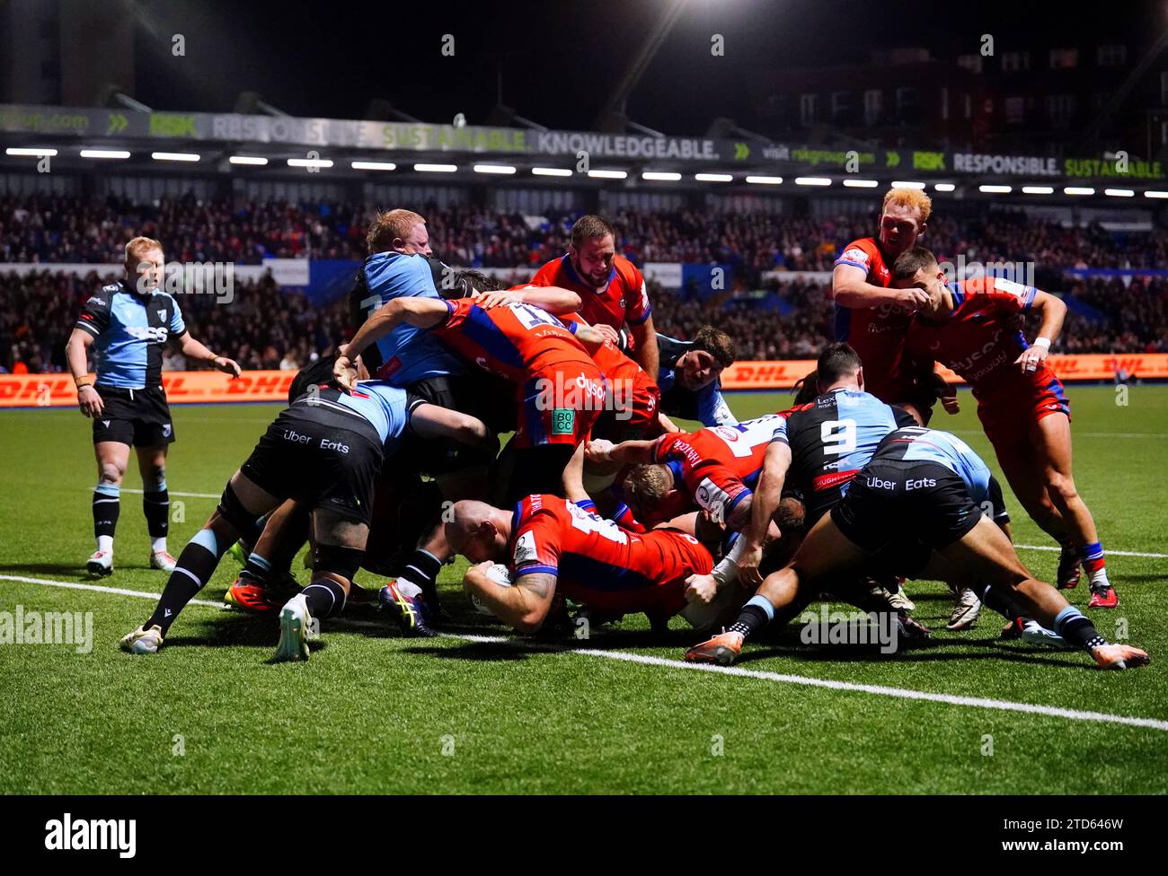Tom Dunn von Bath Rugby erzielt den vierten Versuch ihrer Mannschaft beim Investec Champions Cup Spiel im Cardiff Arms Park in Cardiff. Bilddatum: Samstag, 16. Dezember 2023. Stockfoto