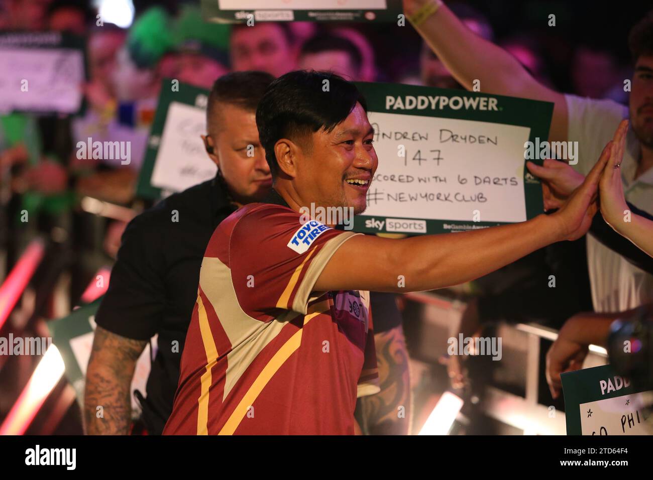 London, Großbritannien. 16. Dezember 2023, Alexandra Palace, London, England; 2023/24 PDC Paddy Power World Darts Championships Day 2 Evening Session; Reynaldo Rivera wird der Menge für sein Spiel gegen Keane Barry vorgestellt. Beschreibung: Action Plus Sports Images/Alamy Live News Stockfoto