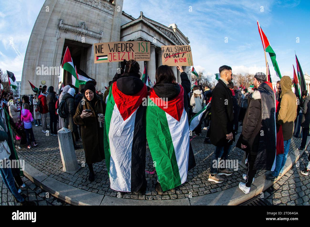 16. Dezember 2023: Mehr als zwei Monate nach den Terroranschlägen der Hamas in Israel, Anhänger Palästinas, Hamas, Verschwörungstheoretiker, sogenannte Tankies, und islamistische Gruppen schlossen sich zusammen, um auf dem Königsplatz von MunichÂ zu demonstrieren. Die Demos wurden von der umstrittenen Aktivistengruppe Palaestina spricht angeführt, die des grassierenden Antisemitismus und der Verbindungen zu Islamisten beschuldigt wurde, sowie von Verfassungsschutz überwachten Einrichtungen und erlaubten einen harten islamistischen und pro-Hamas-Kurs mit deutlichem Einfluss von Verschwörungsextremisten Stockfoto