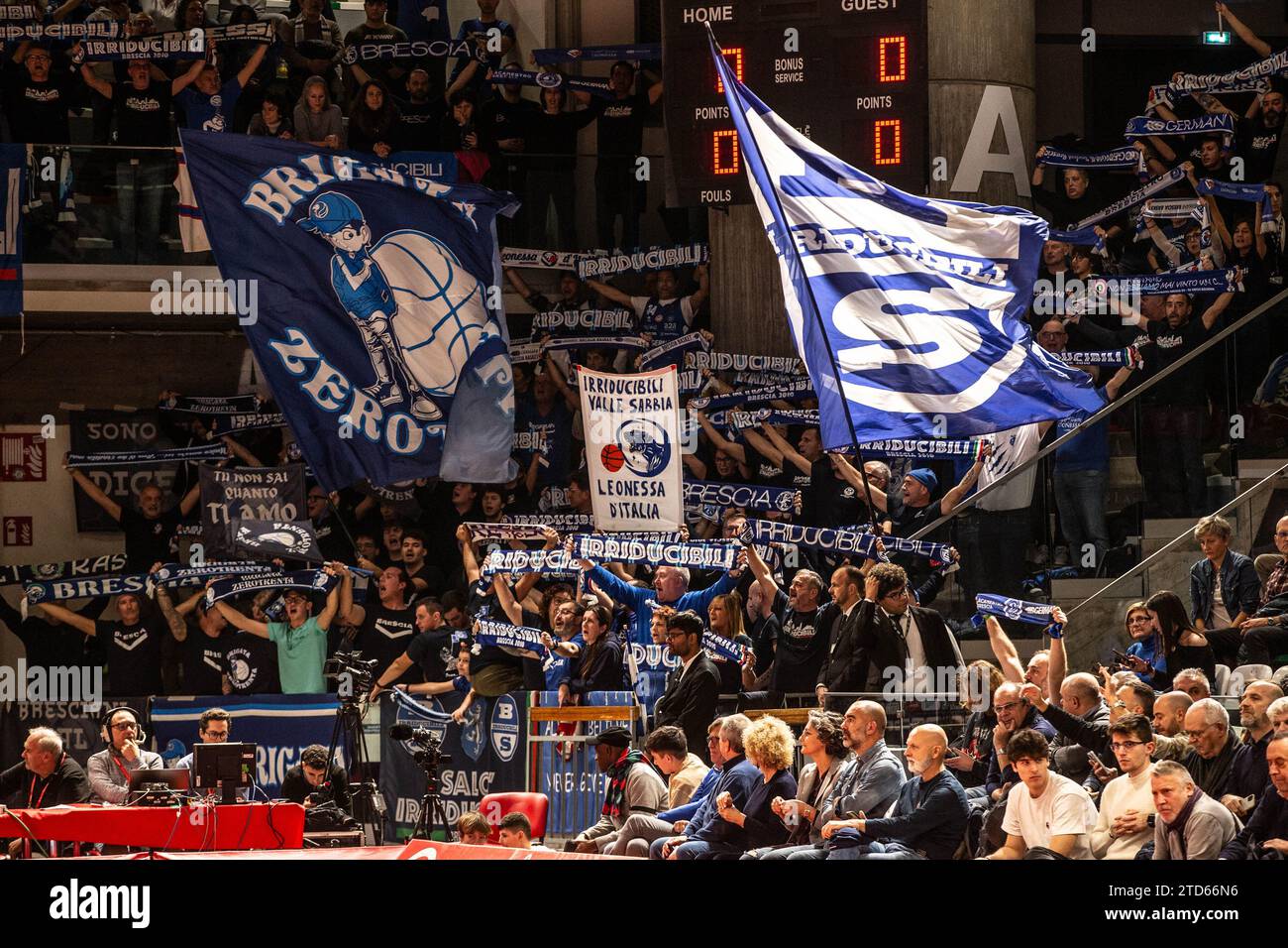 Fans Germani Brescia während UNAHOTELS Reggio Emilia vs Germani Brescia, italienisches Basketball-Serie A Spiel in Reggio Emilia, Italien, 17. Dezember 2023 Stockfoto