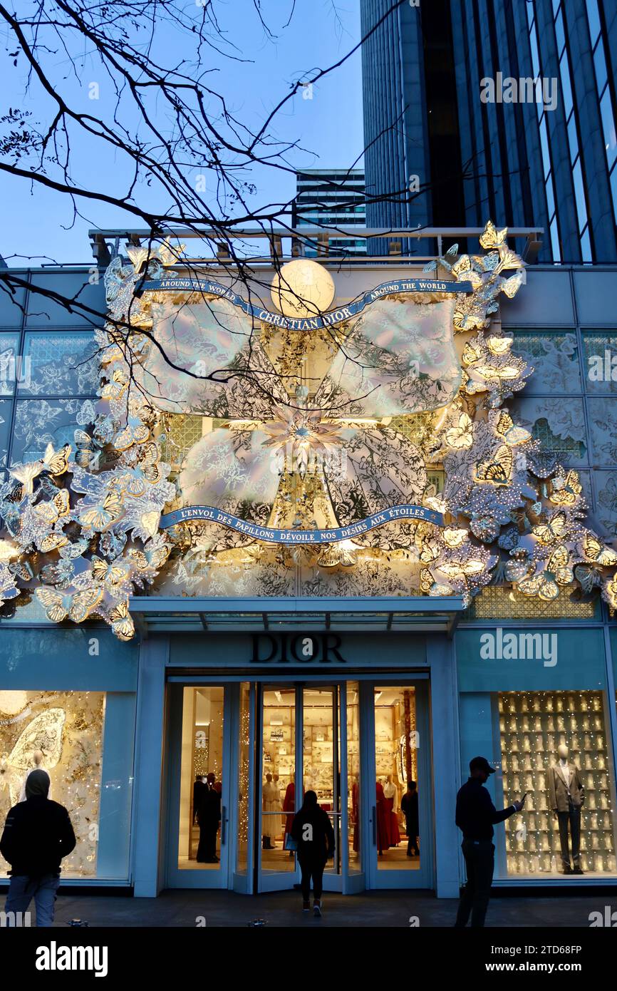 Weihnachtsdekoration im Dior Store an der Fifth Avenue und 59th Street gegenüber vom Plaza Hotel in Midtown Manhattan, New York Stockfoto