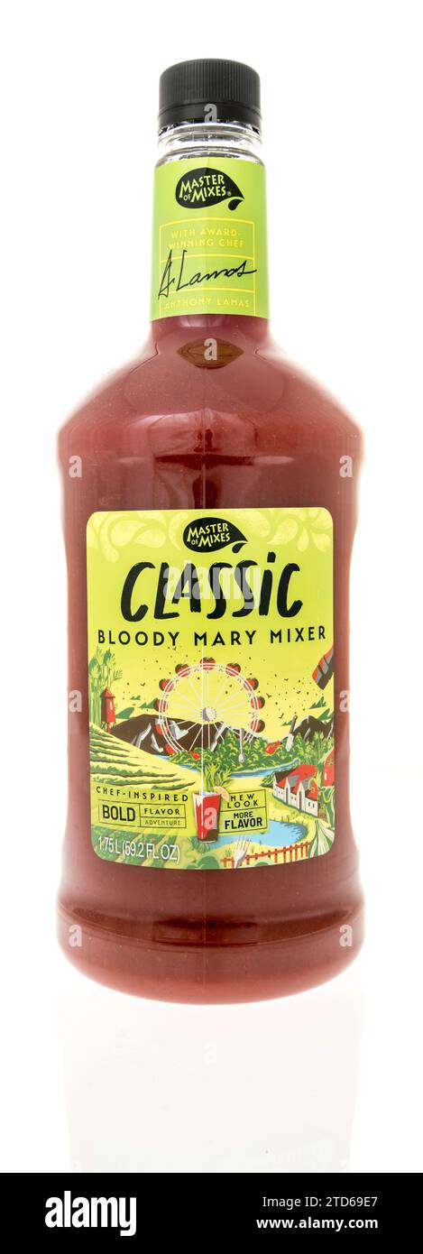 Winneconne, WI - 10. Dezember 2023: Eine Flasche Master of Mixes Classic Bloody mary Mix Drink auf isoliertem Hintergrund Stockfoto