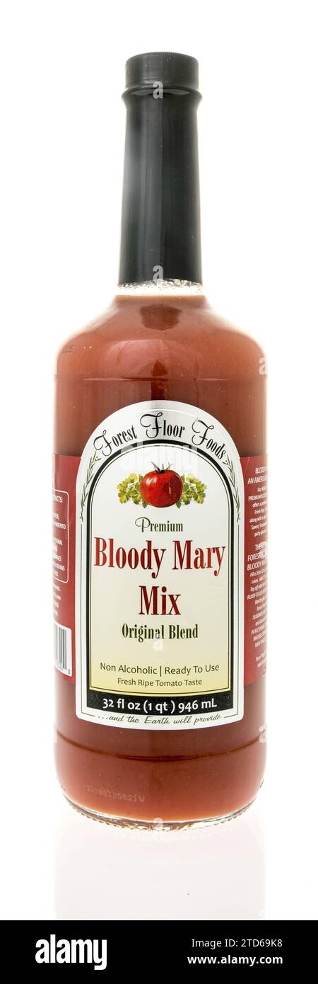 Winneconne, WI - 10. Dezember 2023: Eine Flasche Forest Floor Food Bloody mary Mix Drink auf einem isolierten Hintergrund Stockfoto