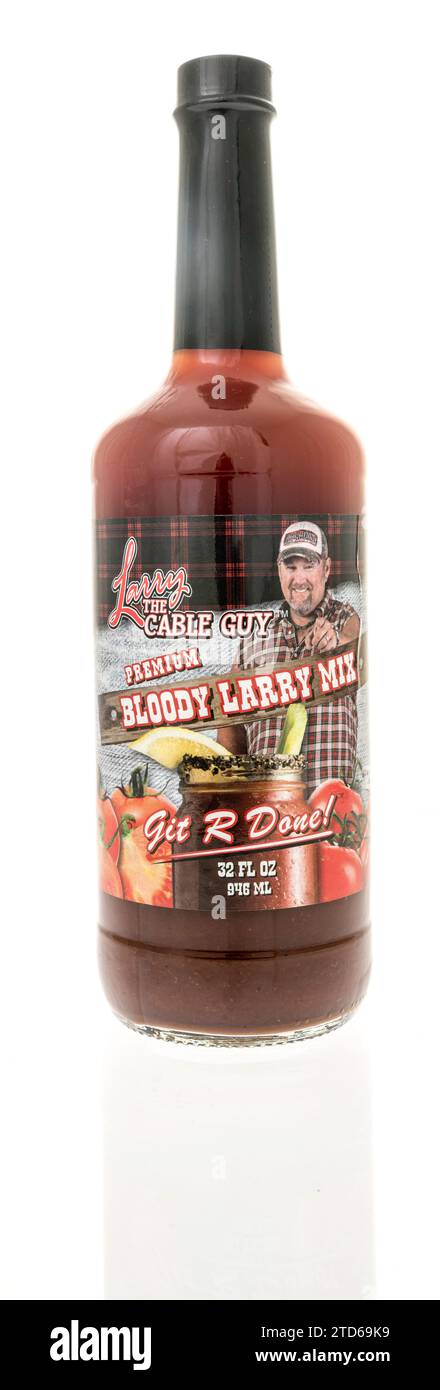 Winneconne, WI - 10. Dezember 2023: Eine Flasche Larry, der Kabelmann Bloody mary, Mixgetränk auf einem isolierten Hintergrund Stockfoto