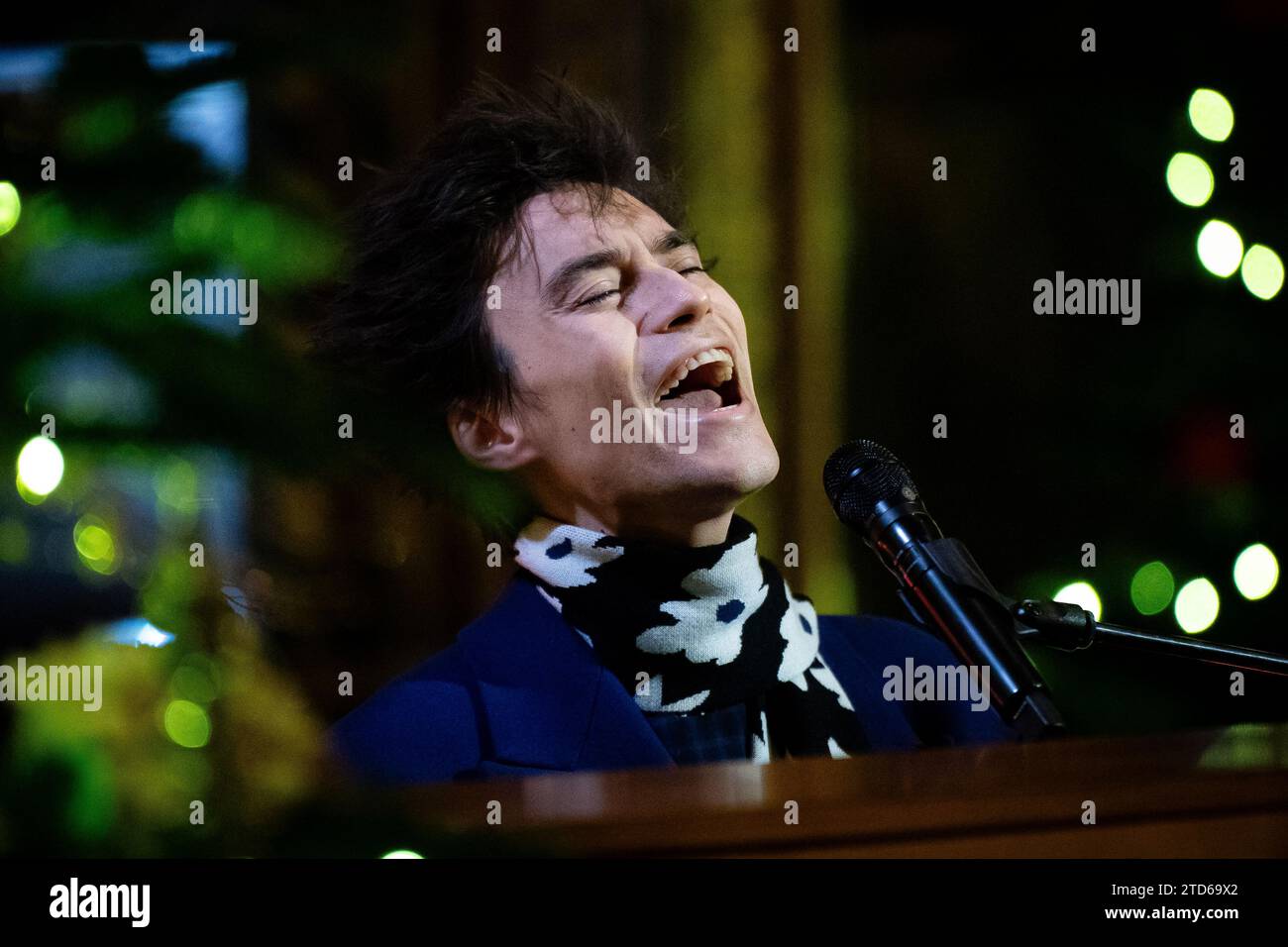 Jacob Collier spielt letzte Weihnachten während der Royal Carols - gemeinsam bei der Weihnachtsfeier in der Westminster Abbey in London. Bilddatum: Freitag, 8. Dezember 2023. Stockfoto