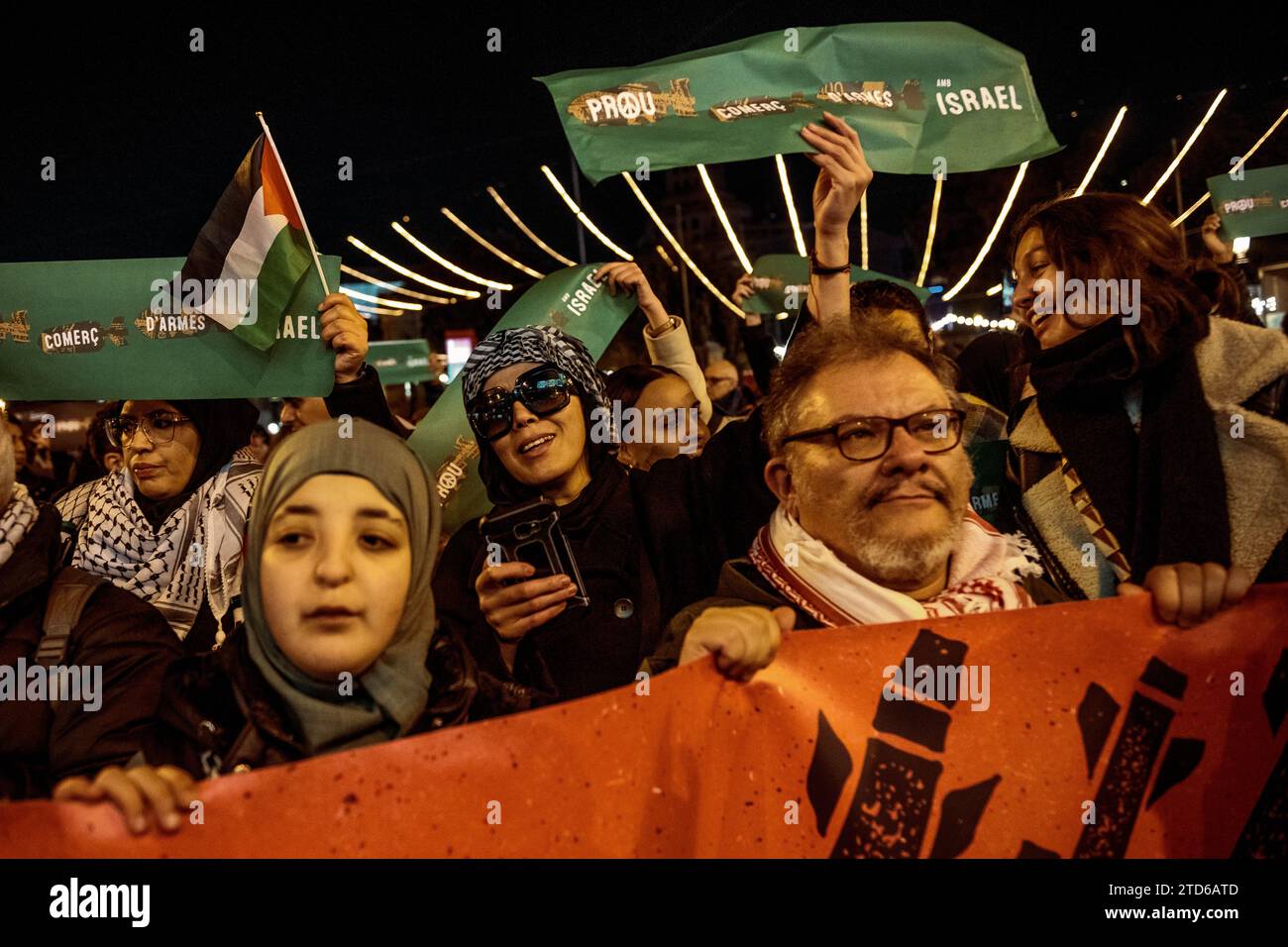 Barcelona, Spanien. Dezember 2023. Demonstranten rufen Parolen aus Protest gegen die anhaltenden Angriffe Israels auf den Gazastreifen, die zu zahlreichen Todesfällen unter Zivilisten führten. Sie reagieren auf einen Angriff der islamistischen Organisation Hamas am 7. Oktober. Quelle: Matthias Oesterle/Alamy Live News Stockfoto