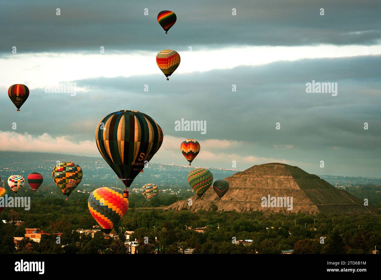 16. Dezember 2023, Mexiko-Stadt, Teotihuacan, Mexiko: Der größte Ballon des gesamten Kontinents wurde bei Sonnenaufgang im archäologischen Zentrum der Pyramiden von TeotihuacÃ¡n in Mexiko gestartet. TeotihuacÃ¡n, auch bekannt als das Land der Götter, war die Landschaft, die man vom spektakulären Flug eines der größten Heißluftballons des Kontinents aus beobachten konnte. Die mexikanische Firma Al Sol Globos begann mit diesem gigantischen Modell, dem N-500 Ballon, der Teil ihrer Flotte sein wird. (Kreditbild: © Jorge Nunez/ZUMA Press Wire) NUR REDAKTIONELLE VERWENDUNG! Nicht für kommerzielle ZWECKE! Stockfoto