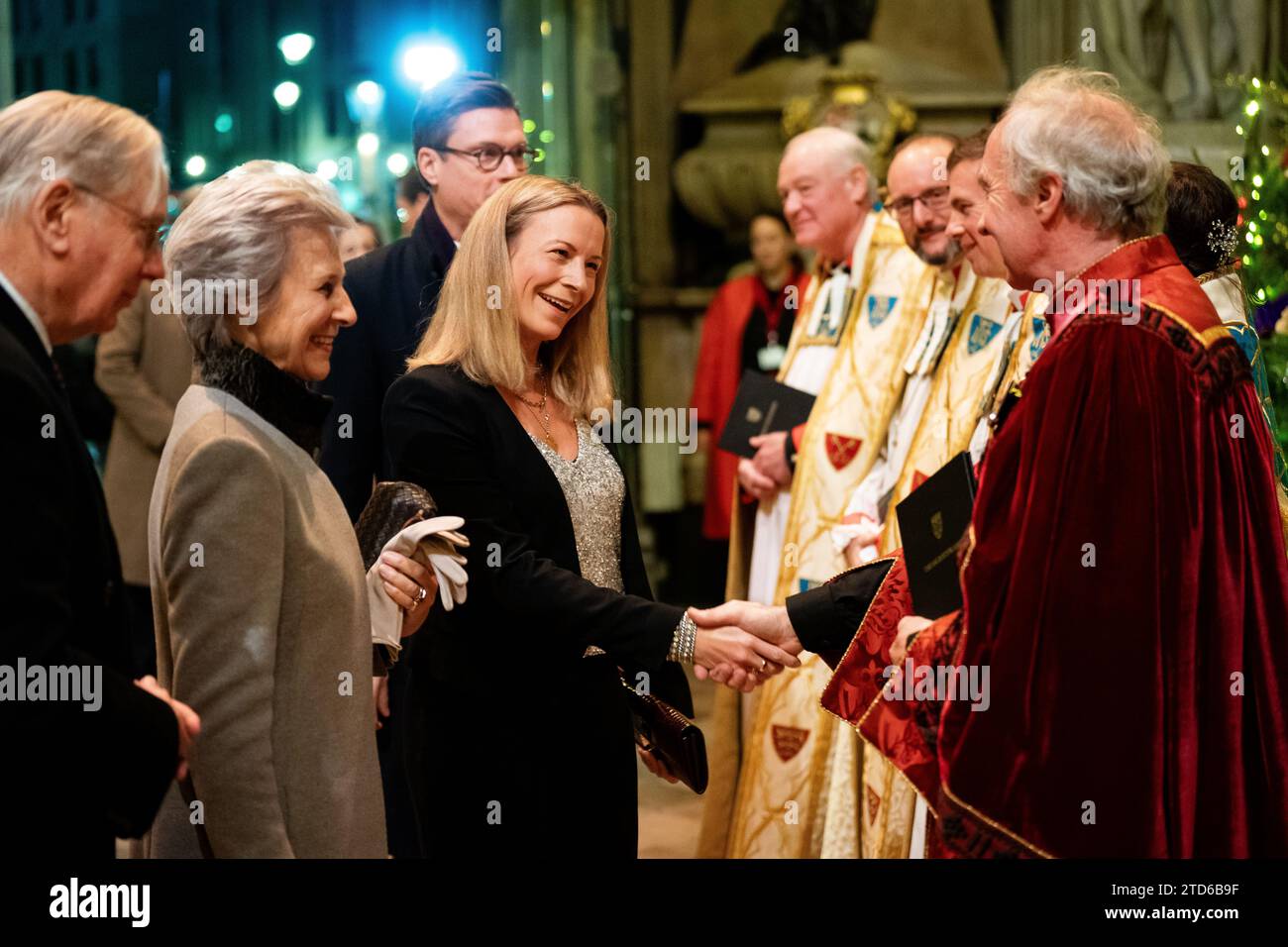 Der Duke of Gloucester, die Duchess of Gloucester und Lady Davina Windsor während der Royal Carols - zusammen bei Weihnachtsgottesdiensten in der Westminster Abbey in London. Bilddatum: Freitag, 8. Dezember 2023. Stockfoto