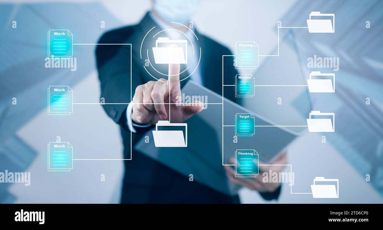 Geschäftsmann Hand-Touch-Ordner von Dokumenten-Management-System, Online-Dokumentationsdatenbank und Prozessautomatisierung, um Dateien effizient zu verwalten Arbeit, k Stockfoto