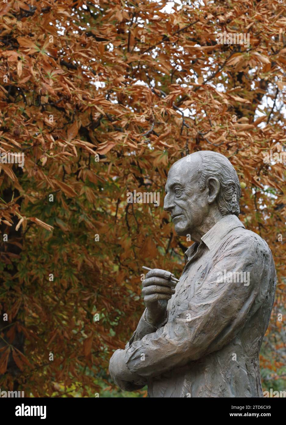 Madrid 09-10-2014/// Einweihung des Denkmals für Antonio Mingote im Retiro Park mit Anwesenheit seiner Witwe Isabel und der Bürgermeister Ana Botta Alvarez del Manzano und Ruiz Gallardon FOTO..JAIME GARCIA....ARCHDC...in das Bild. Quelle: Album / Archivo ABC / Jaime García Stockfoto