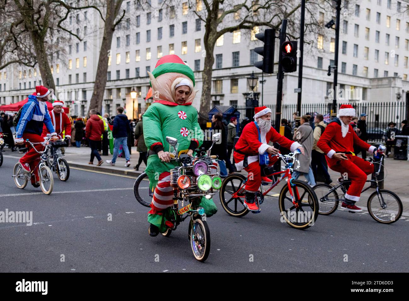 Ein müder Elf, der zwischen den Weihnachtsmännern während der jährlichen Weihnachtsfahrt in London zu Weihnachten gesehen wird. Fahrer in Weihnachtsmannskostümen, die auf ihren Fahrrädern gesehen wurden. (Foto von Hesther ng / SOPA Images/SIPA USA) Stockfoto