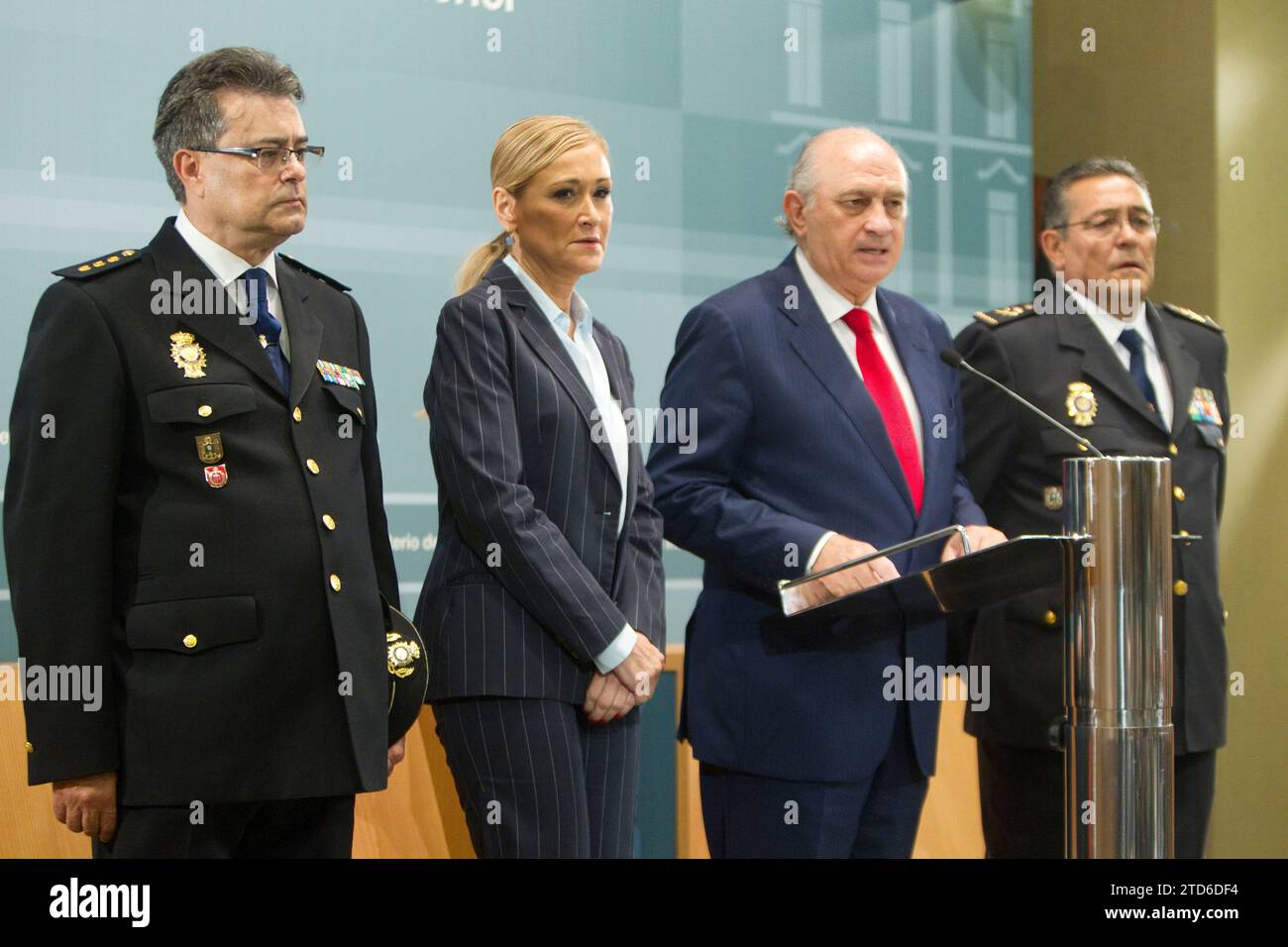 Madrid, 24.09.2014. Der Innenminister, Jorge Fernández Díaz (2d), zusammen mit der Regierungsdelegierten in Madrid, Cristina Cifuentes, während der Pressekonferenz bot er heute an, über die Details der "Candy"-Polizeioperation zu berichten, bei der er der mutmaßliche Pädophile aus dem Madrider Stadtteil Ciudad Lineal war, Antonio Ortiz wurde verhaftet. Foto: Isabel Permuy ARCHDC. Quelle: Album / Archivo ABC / Isabel B Permuy Stockfoto