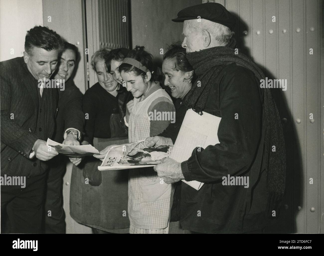 12/26/1965. Das ist das Haus, in dem die Abdeckung, die die ABC-Ausgabe des 23. Geöffnet hat, erhalten wurde. Don Eugenio Mateos Frau im Hintergrund und seine Tochter betrachten amüsant den fröhlichen Ausdruck der Ehe in der Zeitung. Auf der rechten Seite beklagt sich der Vater von Frau Mateo, Don Marcelino Alcolea, der einen bescheidenen Anteil erhalten wird, und legt seine Hand auf seine Brust: "Ich hatte meine Hand, die bereit war, 500 Peseten "einzuwerfen". Quelle: Album / Archivo ABC / Teodoro Naranjo Domínguez Stockfoto