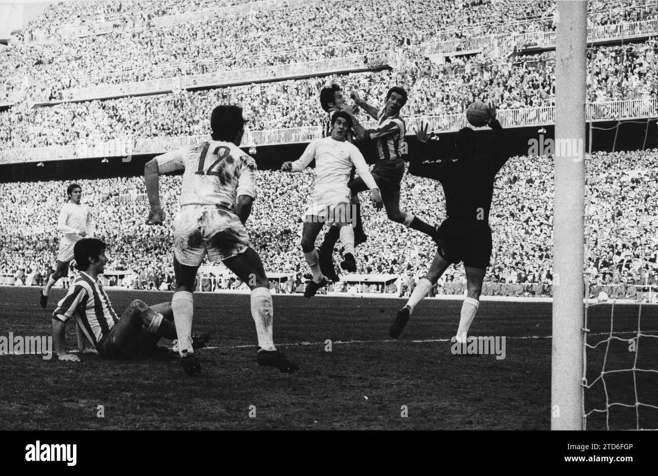 Madrid, 28.02.1971. Das Ligaspiel wurde im Stadion Santiago Bernabéu zwischen Real Madrid und Atlético de Madrid ausgetragen, das mit einem Lokalsieg von 1-0 endete. Auf dem Bild kämpft GoyoBenito um die Oberhand gegen seine Colchoneros-Rivalen Luis Aragonés und Ufarte, bevor Borja ausscheidet. Von Felipe, Gárate (am Boden) und Grande (im Rennen). Quelle: Album / Archivo ABC / Teodoro Naranjo Domínguez Stockfoto