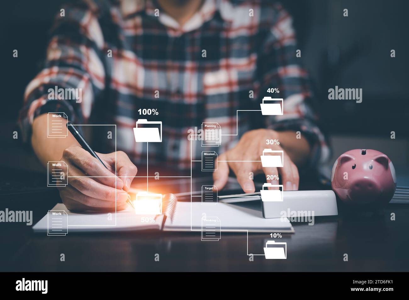 Geschäftsmann, der Schreibordner des Document Management Systems, Online-Dokumentationsdatenbank und Prozessautomatisierung zur effizienten Verwaltung von Arbeitsaufträgen verwendet Stockfoto