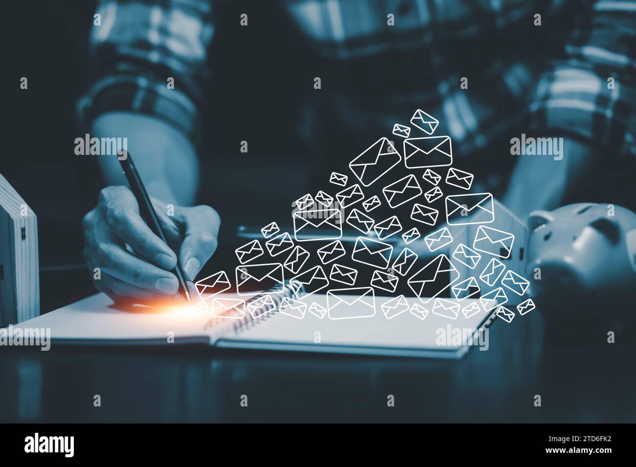 E-Mail- und Marketingkonzept. Doppelbelichtung Geschäftsmann Hand halten Stift berühren E-Mail drücken für das Senden der E-Mail vom Laptop-Computer, Konzept Stockfoto