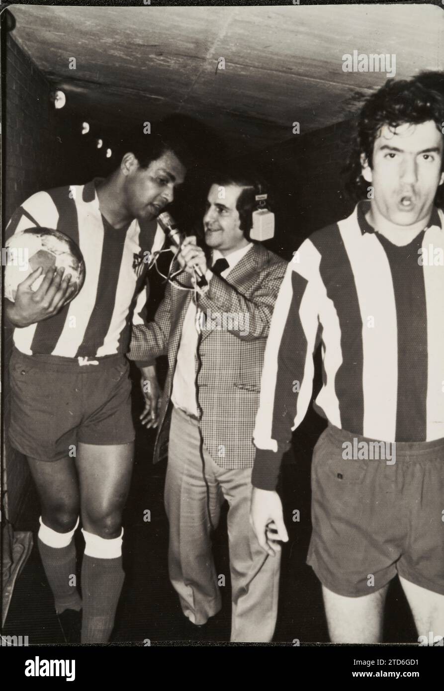 1976 (CA.). José María García fragt Atlético de Madrid-Spieler Luis Pereira im Umkleideraum-Tunnel. Vor dem Hotel Bermejo. Quelle: Album/Archivo ABC Stockfoto