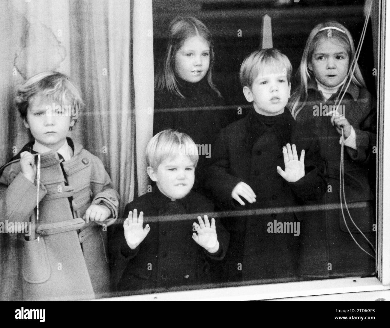 12/11/1971. Prinz Felipe mit seinen Schwestern Cristina und Elena und seinen Cousins Nicolas und Pablo warten auf seine Großmutter Federica aus Griechenland in Barajas. Quelle: Album/Archivo ABC Stockfoto