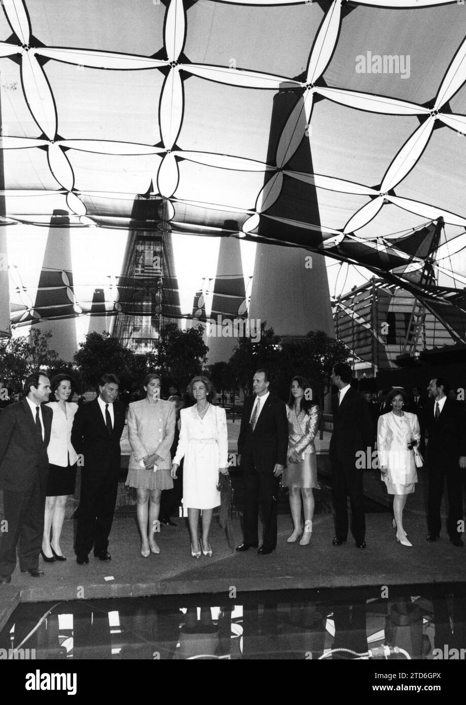 KEIN TEXTFOTO: JOSE MANUEL SERRANO. BILDDATUM: 20. APRIL 1992 die Königliche Familie, auf der Avenida de Europa, ihre Majestäten die Könige und ihre Königlichen Hoheiten der Prinz von Asturien und die Infantas Doña Elena und Doña Cristina, gingen gestern Nachmittag in Begleitung des Regierungspräsidenten Felipe Gomnzález auf der Avenida de Europa entlang; der Präsident der Junta de Andalucía, Manuel Chaves, und der kommissar der Weltausstellung, Emilio Cassinello und ihre jeweiligen Ehefrauen, in dieser Richtung. Die königliche Familie wurde von Besuchern des Veranstaltungsortes während ihrer Führung durch die Ausstellung begrüßt Stockfoto