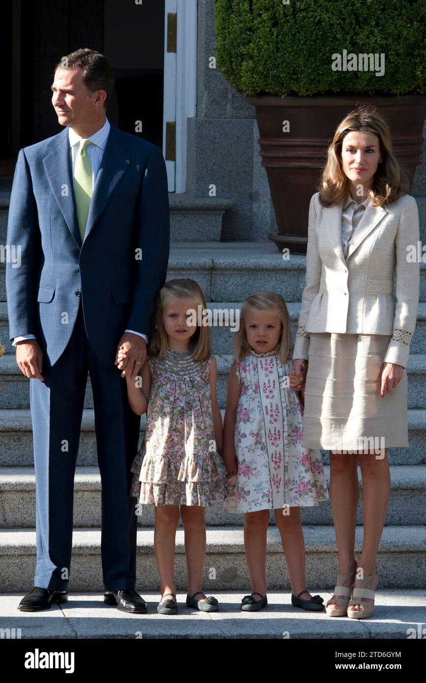 08/19/2011. Madrid. Spanien. Zarzuela Palast. Könige Don Juan Carlos und Doña Sofia, zusammen mit den Fürsten von Asturien Felipe und Letizia: Infantas Leonor und Sofia. Infantin Elena und ihre Kinder Froilan und Victoria Fedica haben Papst Benedikt am 19. August 2011 empfangen. Madrid. Spanien. Zarzuela Palast. Die Königsfamilie: König Juan Carlos, Königin Sofia. Prinzessinnen von Asturien Felipe und Letizia und ihre Töchter Leonor und Sofia. Prinzessin Elena und ihre Söhne Froilan und Victoria Federica empfanden Papst Benedikt XVI. Bei seinem Besuch in Spanien am Weltjugendtag. Die Könige, die Prinzen von Asturien und ihre Stockfoto