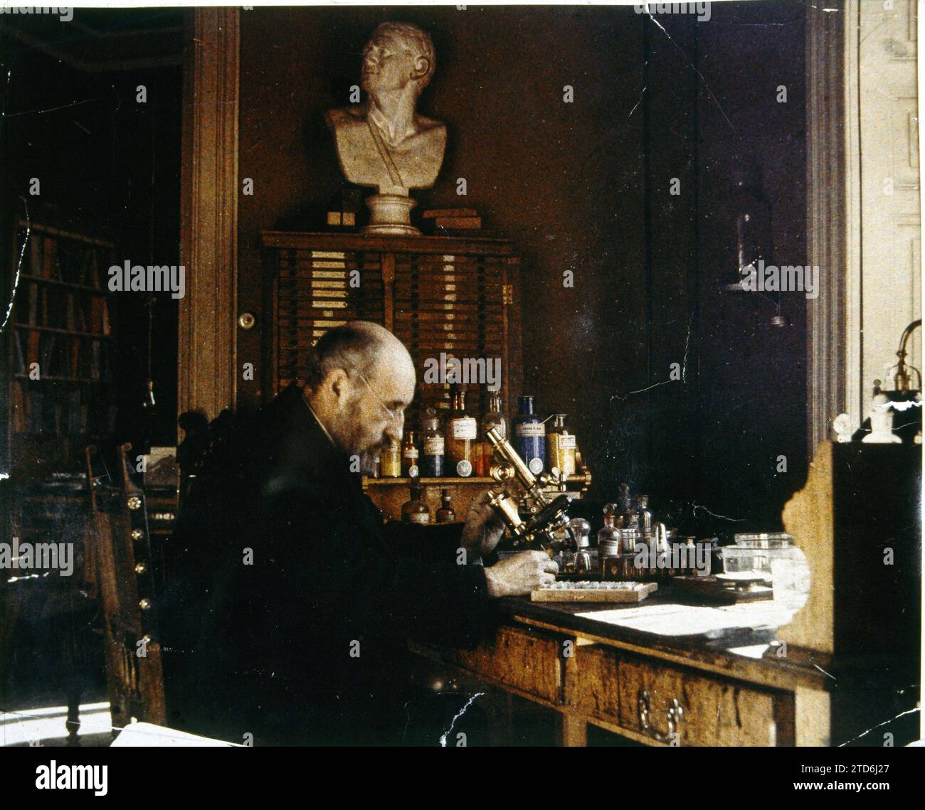 12/31/1909. Foto von Santiago Ramón y Cajal in seinem Labor. Es ist wahrscheinlich von Cajal selbst, einem großen Fan der Fotografie, der ein Buch mit dem Titel 'Farbfotografie' geschrieben hat. Cajal war ein fortgeschrittener Amateur und schrieb sogar ein Buch über Farbfotografie. Quelle: Album/Archivo ABC Stockfoto