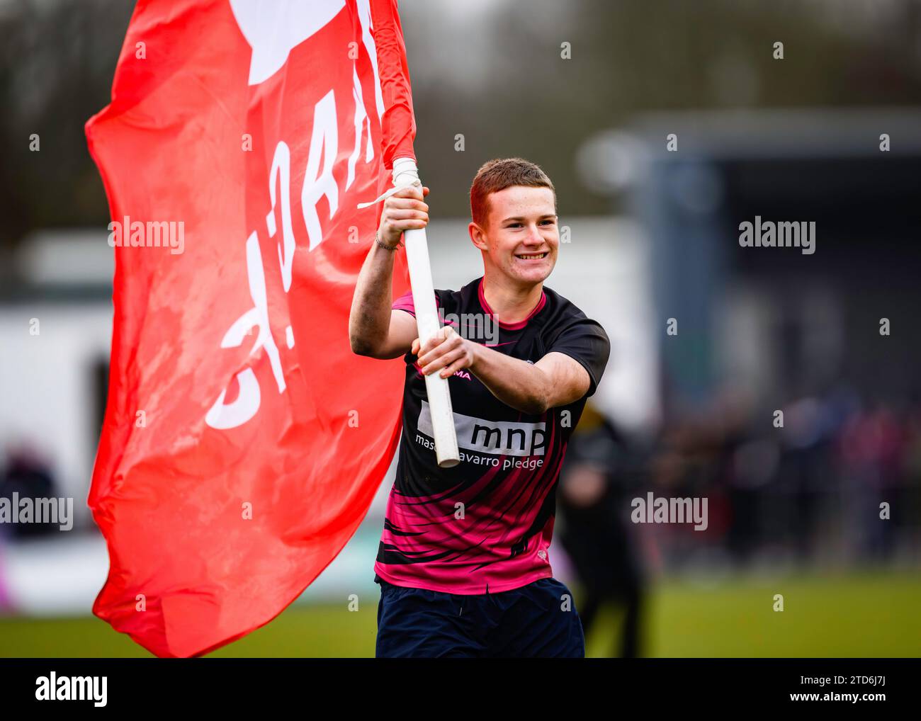 LONDON, VEREINIGTES KÖNIGREICH. Dezember 2023. Ein Fahnenträger beim Saracens vs Connacht Rugby - Investec Champions Cup im StoneX Stadium am Samstag, den 16. Dezember 2023. LONDON ENGLAND. Quelle: Taka G Wu/Alamy Live News Stockfoto