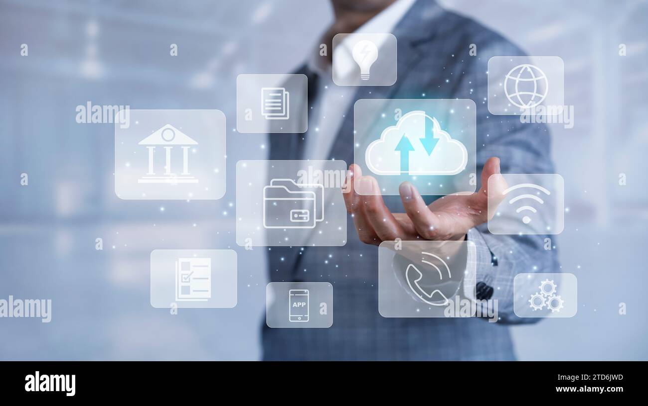 Ein Mann, der auf Daten zugreift, stellt über das Konzept des Internet Storage Network für Cloud-Computing-Technologie und eine große Datenbank Big Data über Inte eine Verbindung her Stockfoto