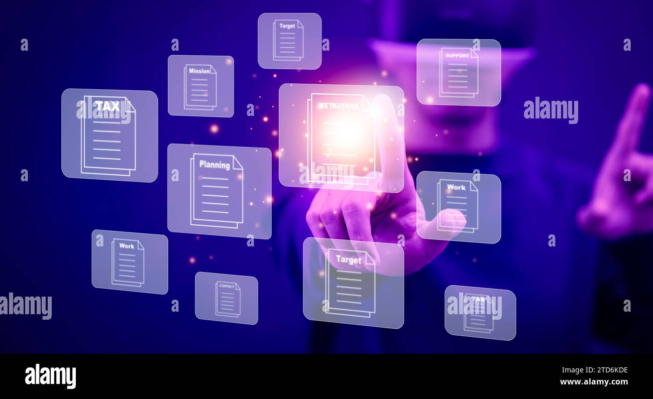 Mann mit VR-Brille Touch-Ordner des Dokumentenmanagementsystems, Online-Dokumentationsdatenbank und Prozessautomatisierung zur effizienten Verwaltung von Dateien W Stockfoto