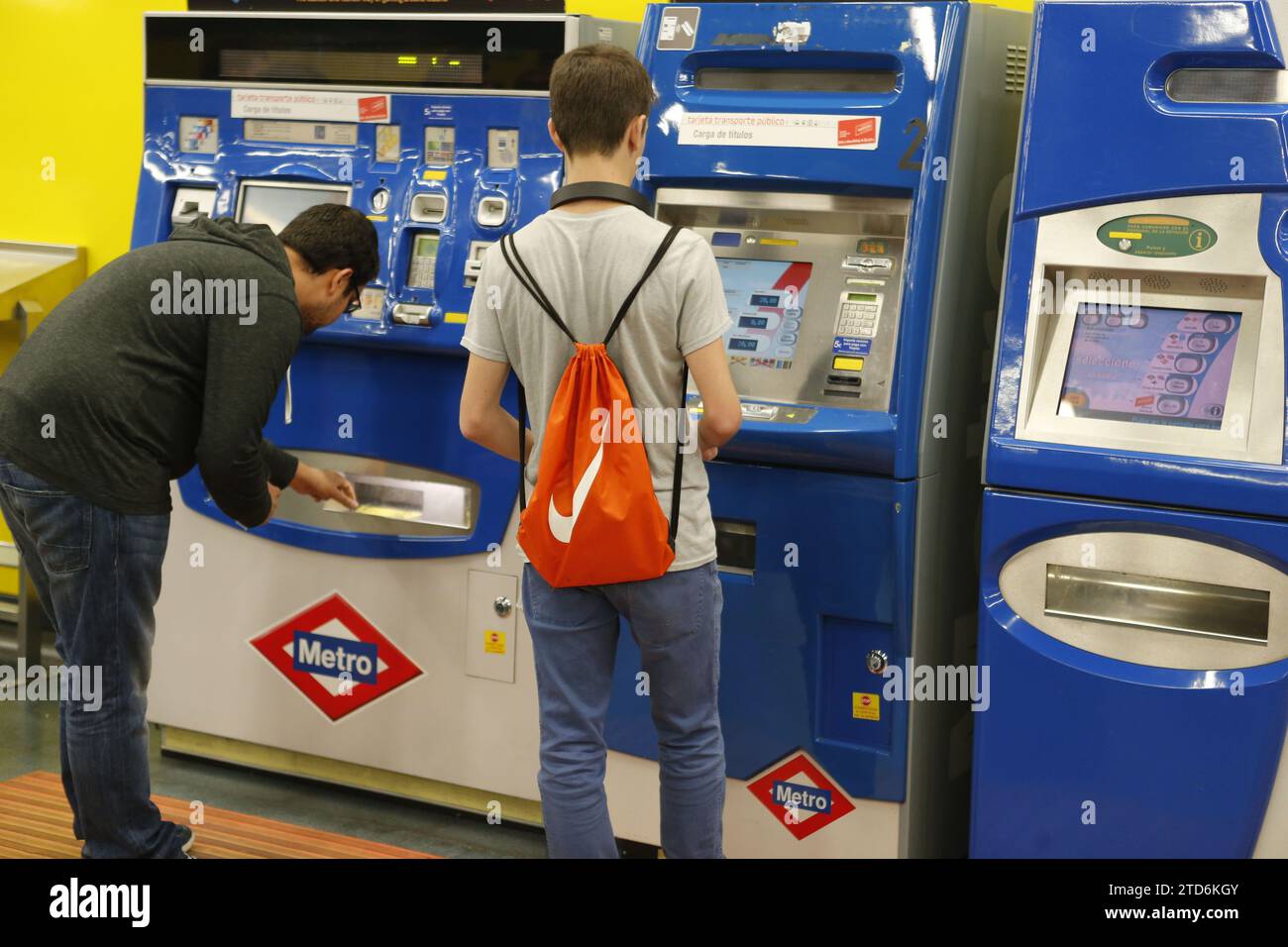 Madrid, 01.10.2015. Vorstellung des neuen 20-Euro-Jugendverkehrspasses durch Cristina Cifuentes, Präsidentin des CAM. Foto: Jaime García. ARCHDC. Quelle: Album / Archivo ABC / Jaime García Stockfoto