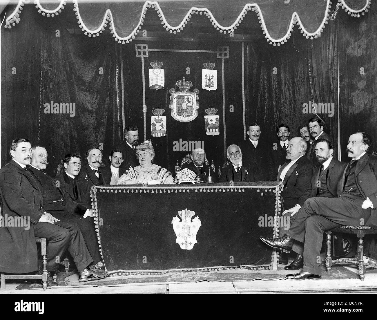 03/15/1908. Madrid. Präsidententisch des Abends im galizischen Zentrum zu Ehren von Doña Concepción Arenal. 1.-der Minister für Gnade und Gerechtigkeit, Herr Marqués de Figueroa; 2.- Frau Emilia Pardo Bazán; 3.- Herr Gumersindo de Azcárate; 4.- Herr Eduardo Vicente; 5.- Herr Rafael Salillas. Quelle: Album/Archivo ABC Stockfoto