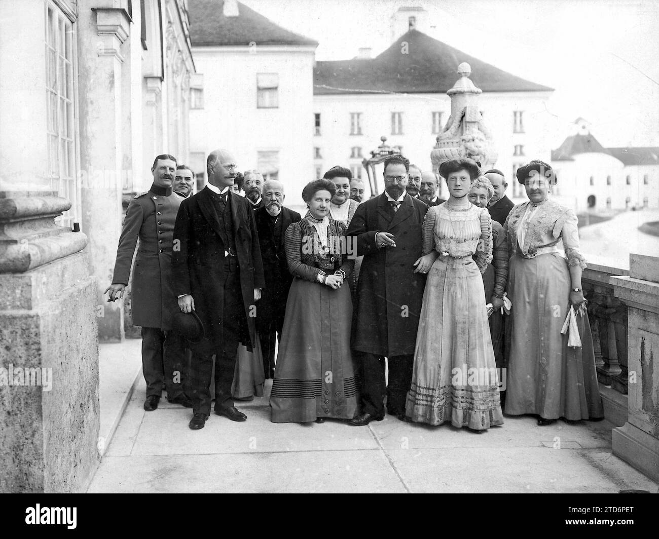 10/21/1909. Zum 50. Jahrestag des Fürsten von Bayern. Fürst Ludwig Ferdinand von Bayern mit seiner Familie am Tag seines fünfzigsten Lebensjahres (22 der heutigen). Zur Rechten des Prinzen, seiner Frau Infantin Doña Paz, und zu seiner Linken ihre Tochter, Prinzessin Pilar. Quelle: Album / Archivo ABC / Dietrich Stockfoto