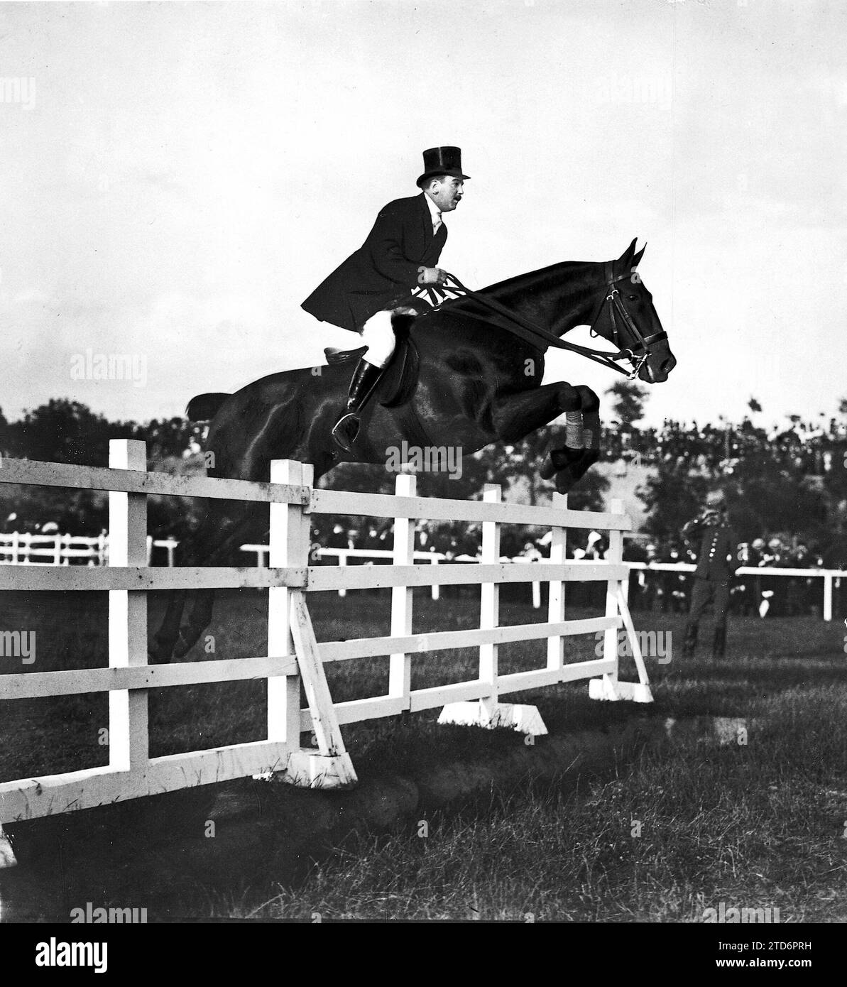 06/01/1910. Beim Pferdesport in Madrid. Der Herzog von Pastrana, Gewinner des ersten Preises, in einem der Sprünge der Route. Quelle: Album / Archivo ABC / Francisco Goñi Stockfoto