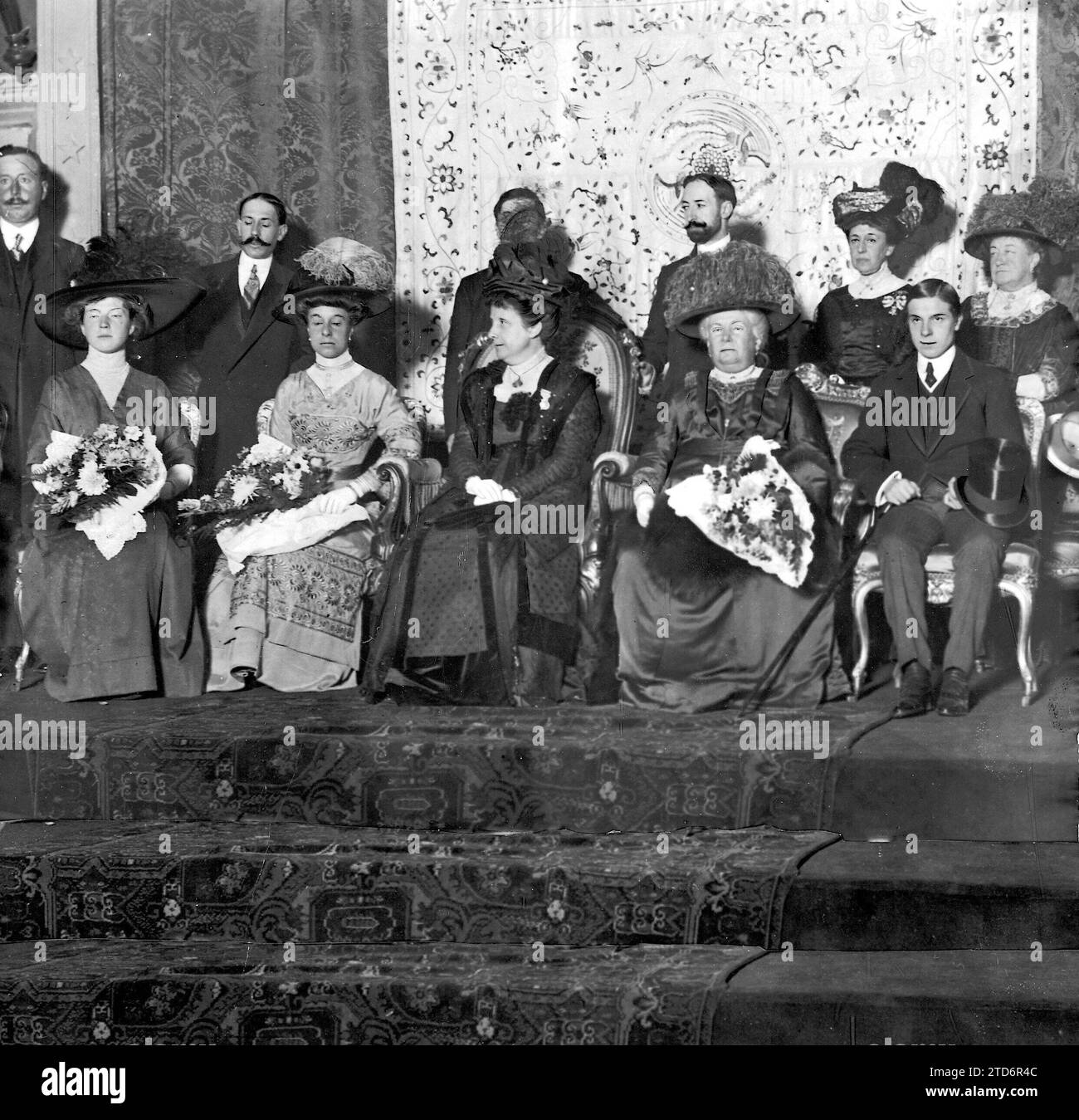 11/03/1910. Der Gedichtkongress im Ateneo. Die Präsidentschaft der Eröffnungssitzung hat gestern Nachmittag bestätigt. Von links nach rechts: SS. Ah. Die Säuglinge Doña Pilar, Doña María Teresa, Doña Paz, Doña Isabel und D. Luis de Orleans. Quelle: Album / Archivo ABC / Francisco Goñi Stockfoto