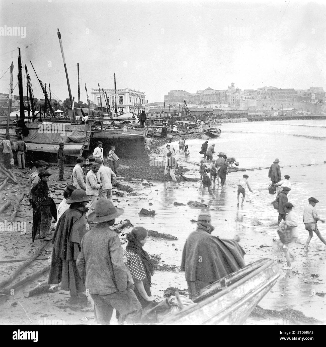 09/30/1909. Der Sturm in Melilla. Die Berichte, die die Korrespondenten in Melilla in den letzten Tagen übermittelt haben, berichten über den extrem heftigen Sturm, der in dieser Region ausgebrochen ist. Angetrieben von der Kraft des Windes landeten viele Güter im Meer, wo zahlreiche Männer und Jungen sich in den Momenten der Ruhe engagierten. Dieses sehr lebendige Gemälde ist das, das dieses Foto reproduziert. Quelle: Album / Archivo ABC / Ramón Alba Stockfoto