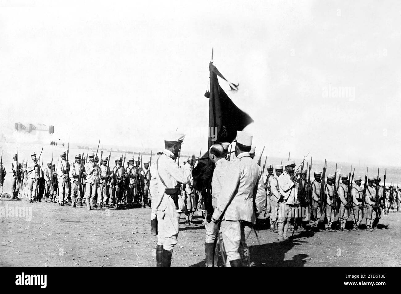 08/31/1909. Die Melilla-Kampagne. Zum ersten Mal in der aktuellen Kampagne fand der feierliche Akt des Vereidigens in der Flagge statt. Das war im Lager Souk, und der Rekrut, der den Eid ablegte, ist der Herzog von San Lorenzo, ein Freiwilliger, der, wie andere Aristokraten, in der Armee von Melilla diente. Foto: direktor des Fotoradios Elektrique, Herr E. Mendoza - ungefähres Datum. Quelle: Album/Archivo ABC Stockfoto