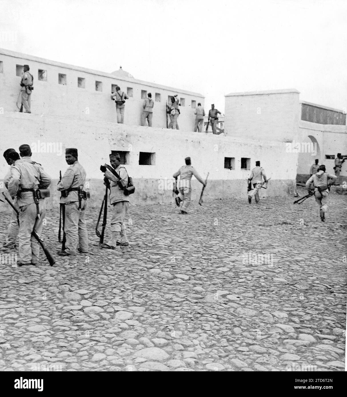 07/31/1909. Episoden des Krieges. Wie unsere Leser wissen, griffen die Cabileños der Moschee ihre Frauen an, die auf der Suche nach Obst und Gemüse in die Stadt gingen, und um sie zu bestrafen, kam die indigene Polizei heraus, die die Angreifer in die Flucht brachte. Er wusste nicht, wie sie waren, und setzte einen General in der Festung von Sidi Guariach ein, dessen Garnison bereit war, sofort einzugreifen. Das beigefügte Foto wurde in dem Moment aufgenommen, als die Soldaten des afrikanischen Regiments Generalas Berührung hörten. Quelle: Album / Archivo ABC / Ramón Alba Stockfoto