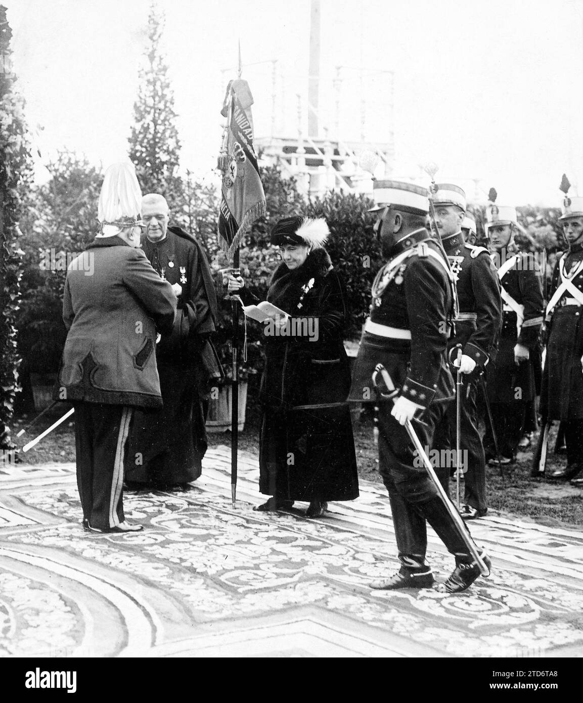 Madrid, 12.12.1922. Auf der Rennbahn liest ihre Königliche Hoheit Infantin Doña Paz de Borbón eine Rede, als sie dem ersten Kommando der militärischen Gesundheitstruppen ein Banner überbrachte. Quelle: Album / Archivo ABC / Julio Duque Stockfoto