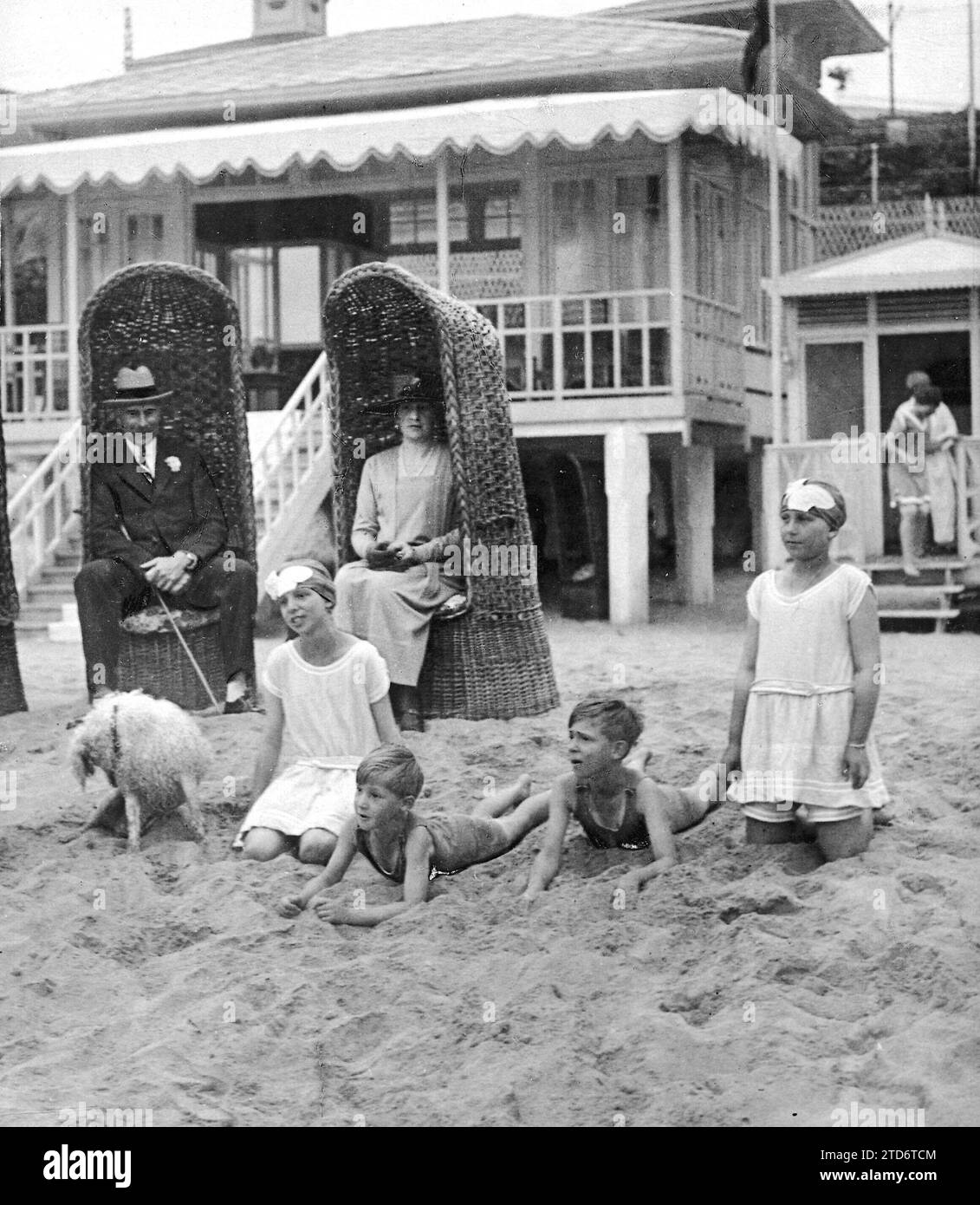 08/15/1920. Santander. Am Strand Sardinero. Die Königin mit dem Earl of Albany und HS.AA. Die Kinder Doña Beatriz, Doña Cristina, Don Juan und Don Gonzalo. Quelle: Album / Archivo ABC / Julio Duque Stockfoto