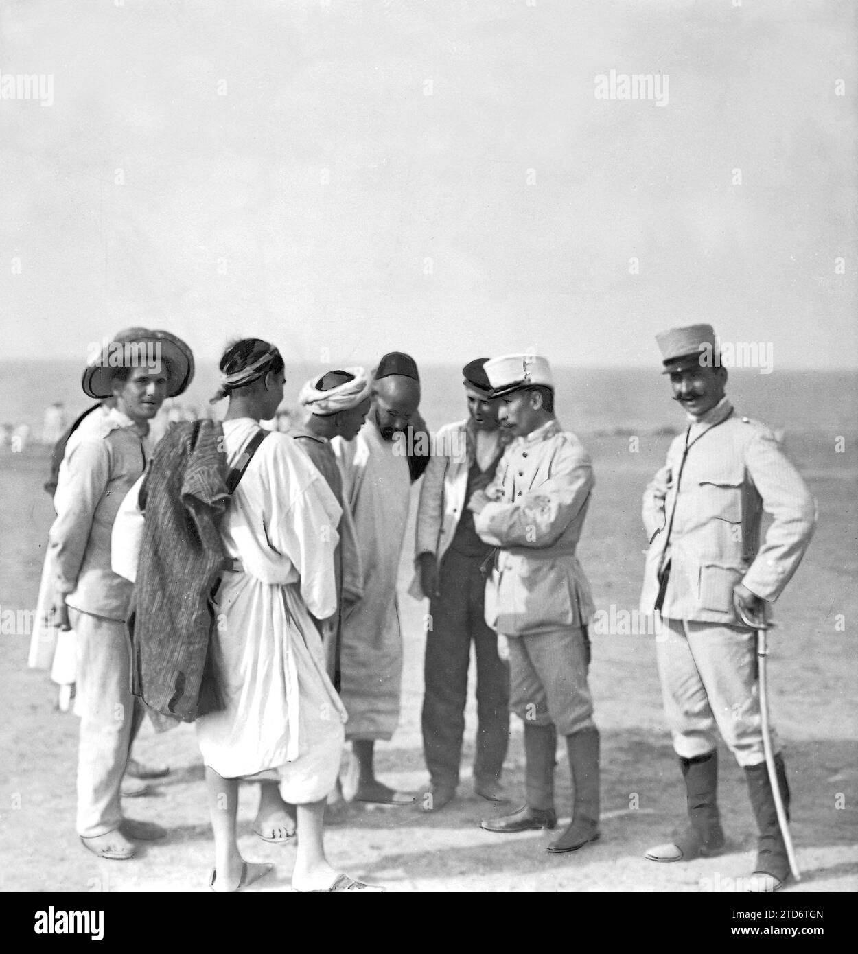07/31/1909. Foto Goñi. In der Restinga. Spanische Offiziere verhören eine Gruppe von Mauren, die nach Spanien süchtig sind. Quelle: Album / Archivo ABC / Francisco Goñi Stockfoto