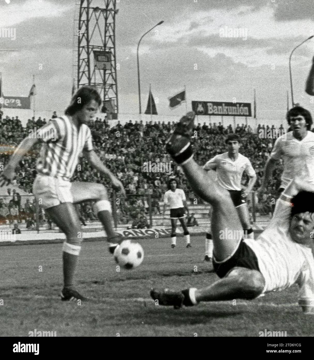 Eduardo Anzarda Álvarez. Extrem. Er wurde am 21. Februar 1944 in San Javier (Argentinien) geboren. Er kam in Spanien unter Vertrag von Real Madrid für die Saison 1971-72 an. Er debütierte am 5. September 1971 in einem Real Madrid-Betis-Spiel, wobei Blanca mit 2:0 gewann. In Madrid spielte er zwei Saisons, 71-72 und 72:73, in denen er 26 Spiele spielte und sieben Tore erzielte. Mit Betis spielte er in der ersten Liga zwischen 1974-75 und 1979-80, in der er 94 Spiele absolvierte und 27 Tore erzielte. Das Foto wurde am 22. Mai 1979 veröffentlicht. (Foto Ángel Dublado). Quelle: Album / Archivo ABC / Ángel Doblado Stockfoto