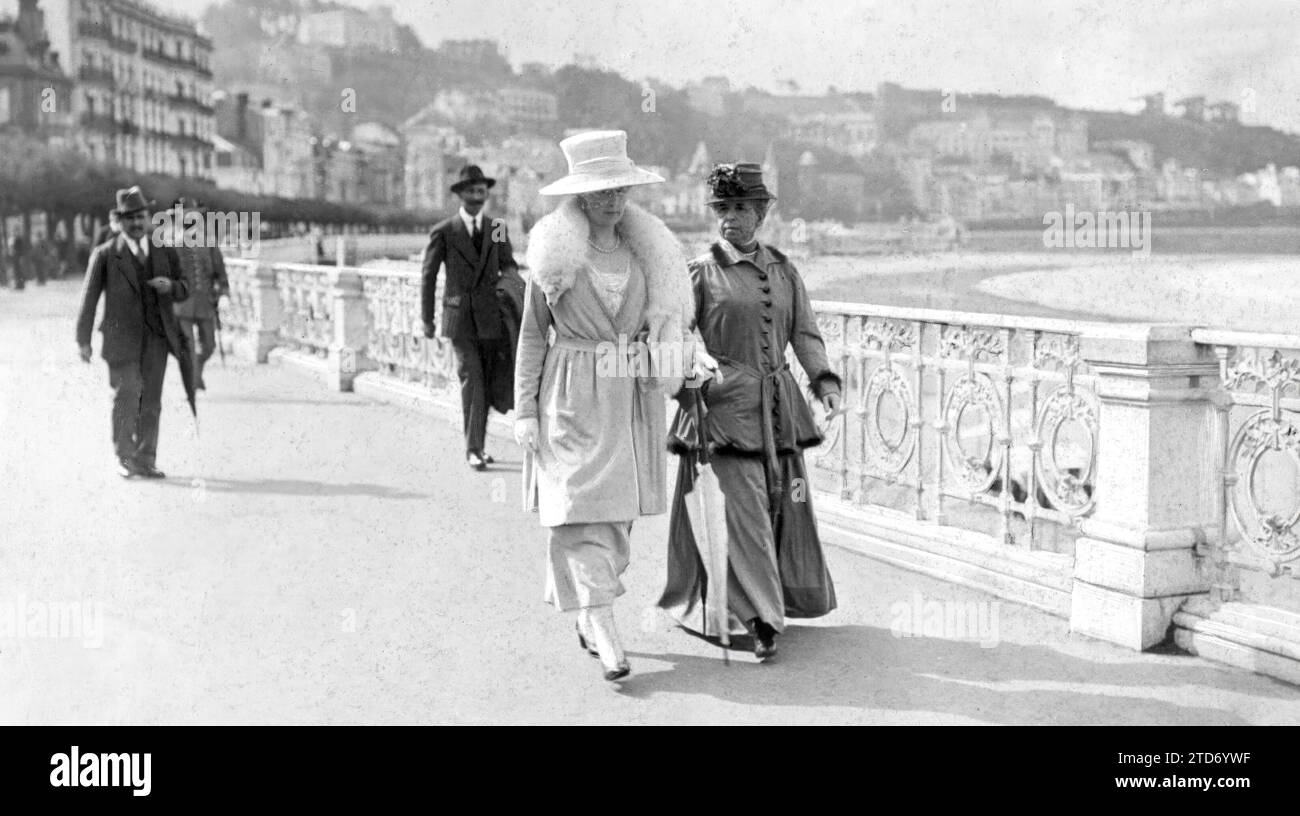 10/05/1917. Das Gericht in San Sebastián SSMM Queens Doña Victoria und Doña María Cristina, die am Strand von Concha entlang laufen. Quelle: Album / Archivo ABC / Ramón Alba Stockfoto